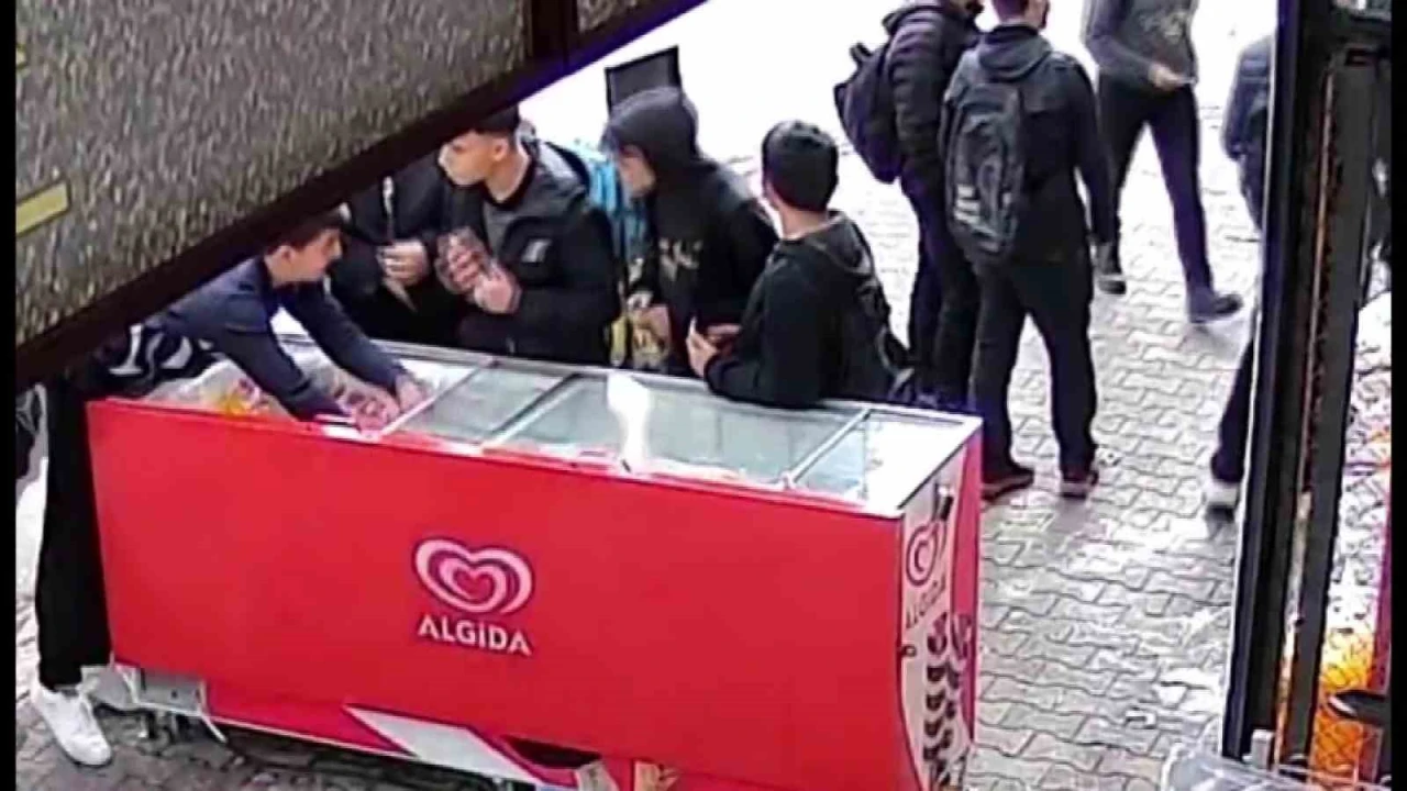 Öğrenciler dondurmaları montlarına gizleyip çaldı