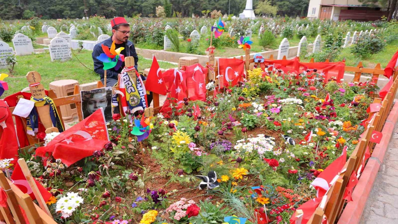 Okul saldırısında hayatını kaybeden çocukların ziyaretçileri eksik olmuyor