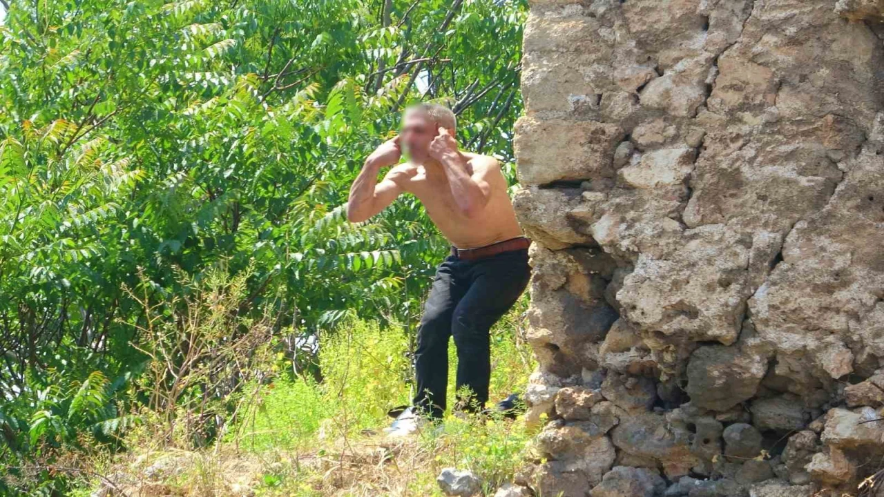 Önce anıta ardından tarihi surlara çıktı, karnı acıkınca çorbayla ikna edildi