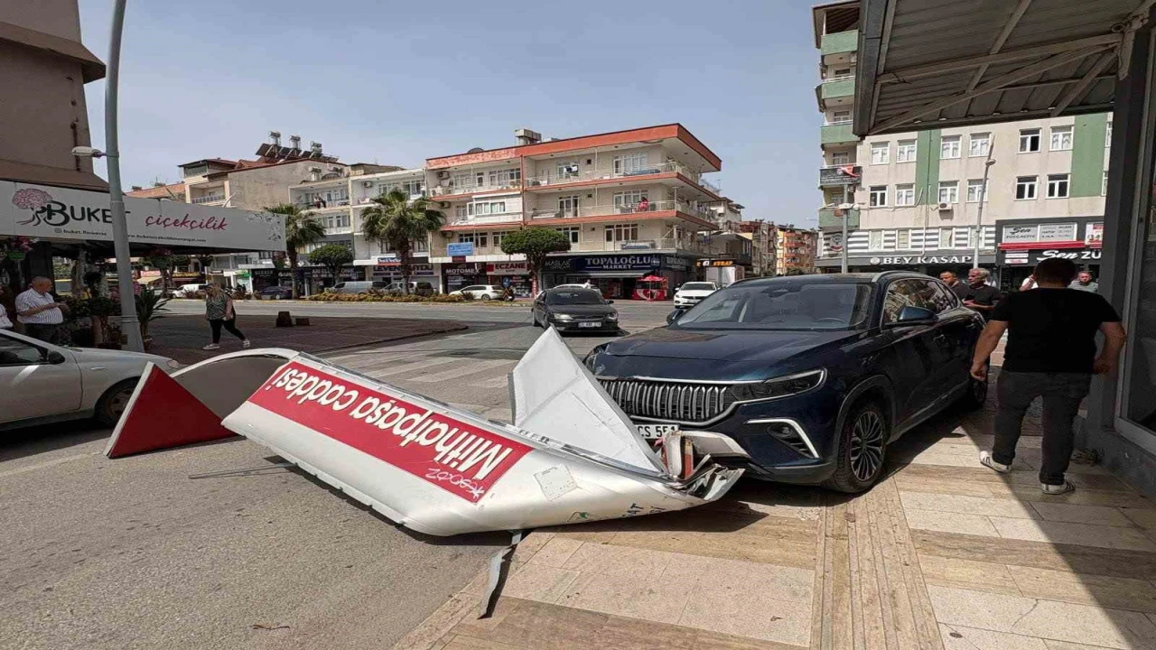 Önce otomobile ardından dev tabelaya çarptı, o anlar kameraya yansıdı