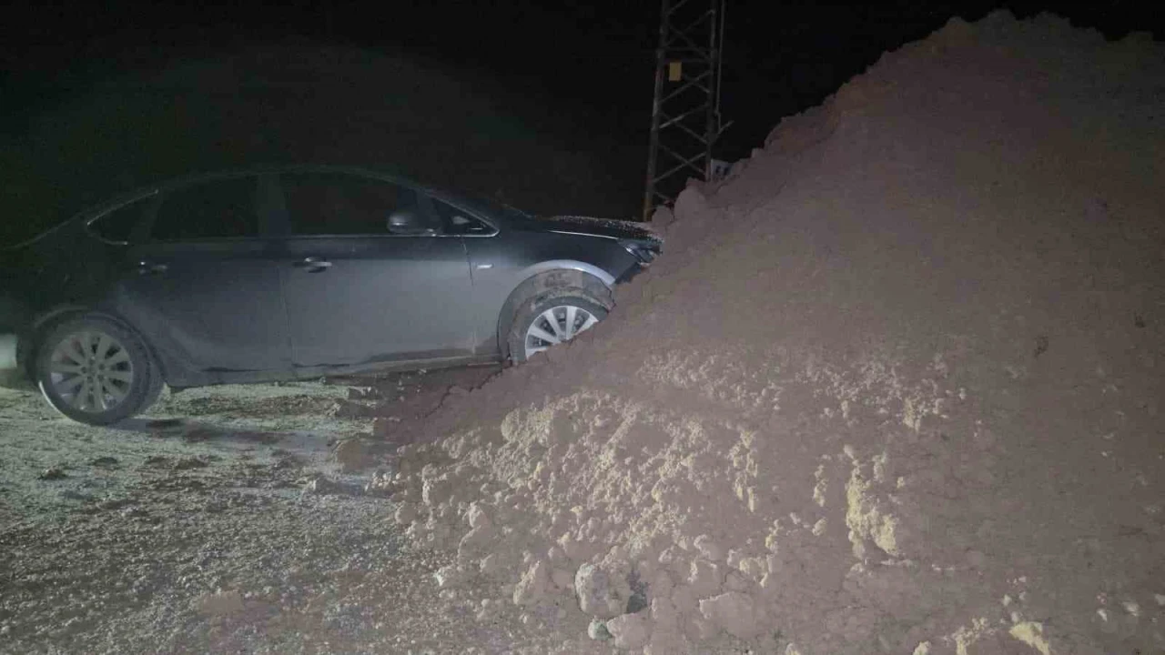 Önlem alınmadan yola dökülen toprak yığını gece karanlığında kazaya neden oldu