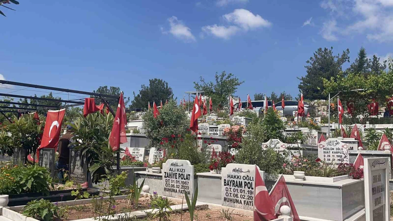 Osmaniye deprem şehitliğinde hüzünlü bayram