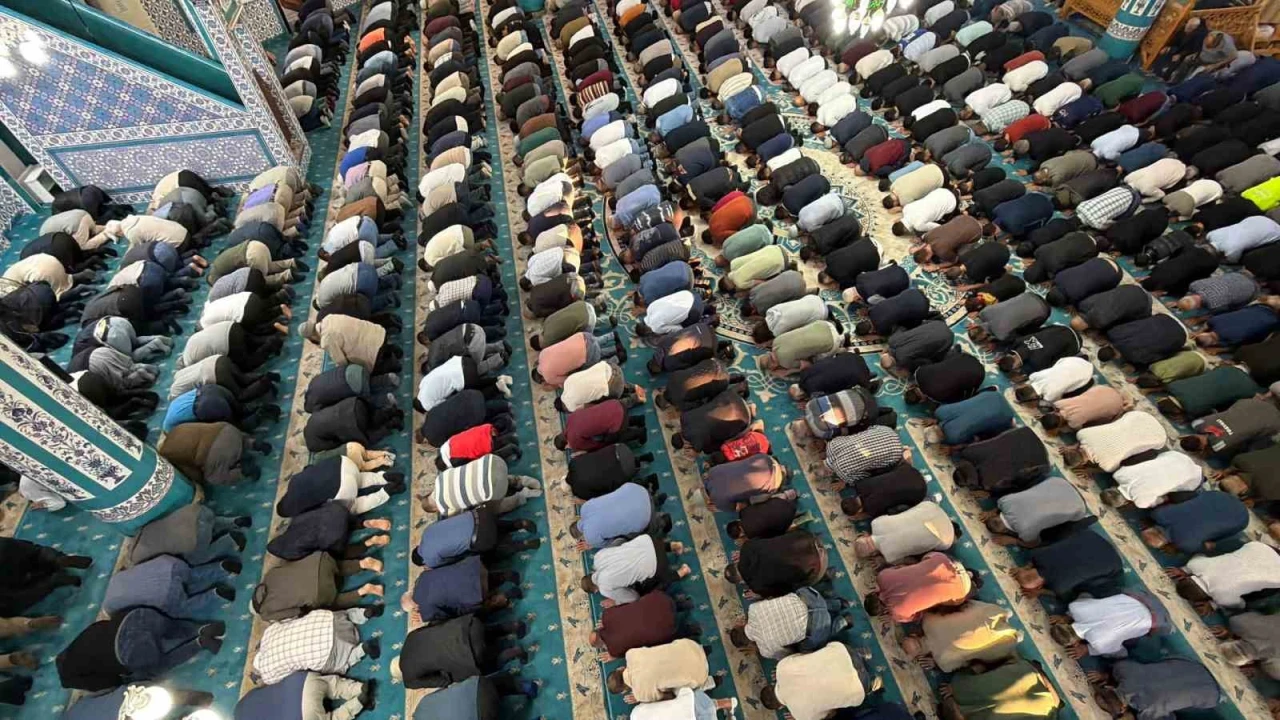 Osmaniyede bayram namazında camiler doldu, vatandaşlar protokolle bayramlaştı