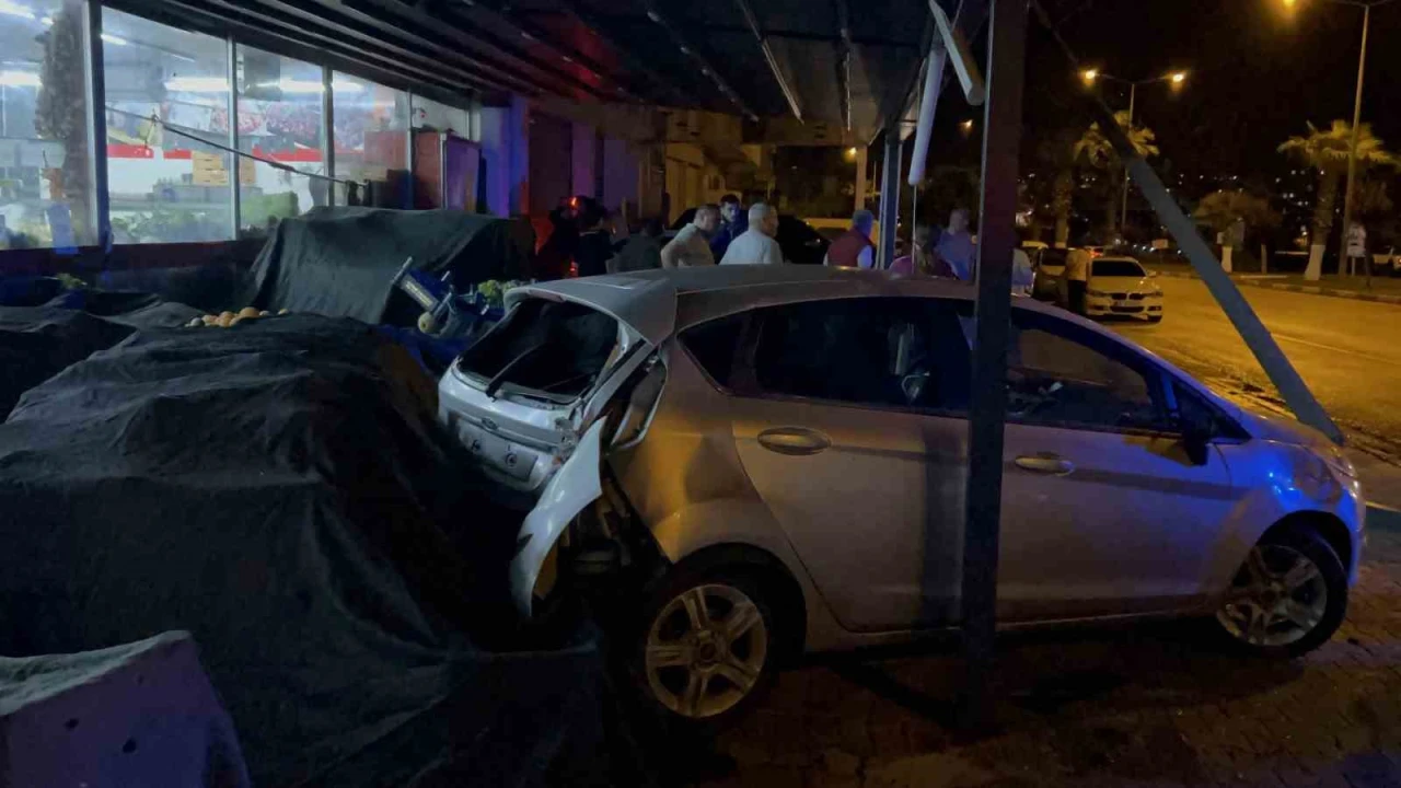 Osmaniyede kontrolden çıkan otomobil marketin manav bölümüne girdi