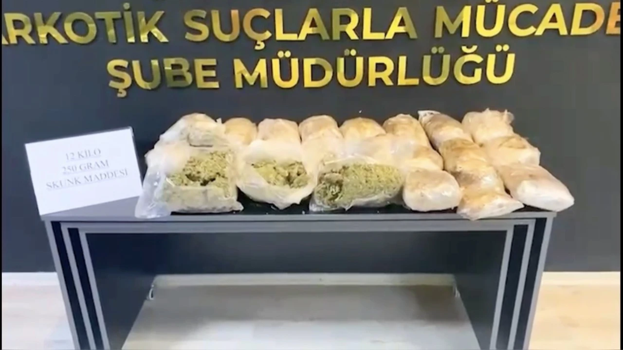 Osmaniyede minibüsün bagajındaki bavuldan uyuşturucu çıktı
