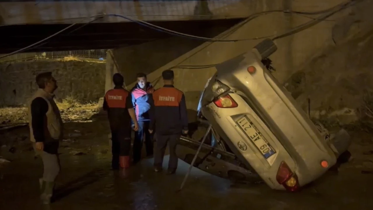 Osmaniyede otomobil köprüden su kanalına uçtu: 3 yaralı