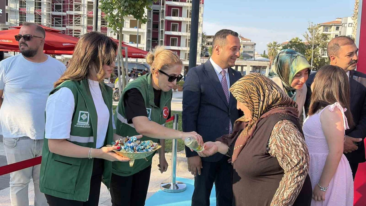 Osmaniyede protokol üyeleri vatandaşlarla bayramlaştı