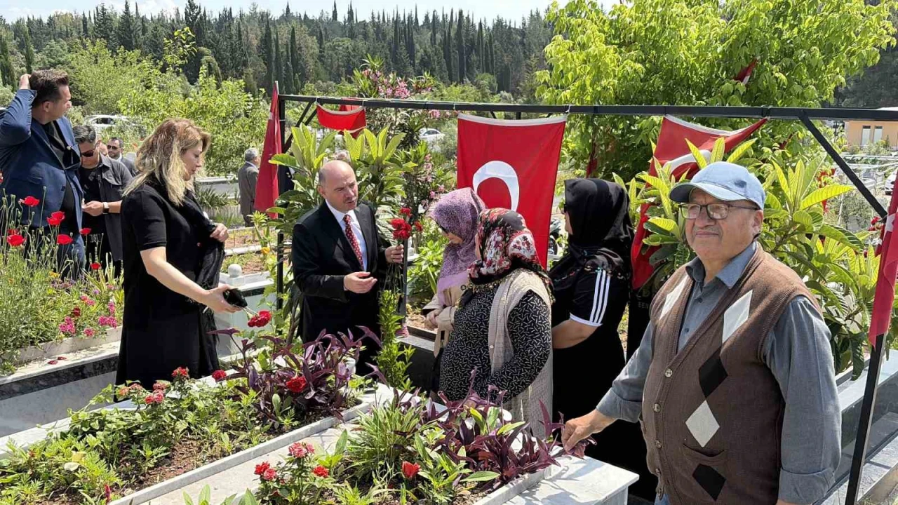 Osmaniyede şehit kabirlerine karanfil bırakıldı