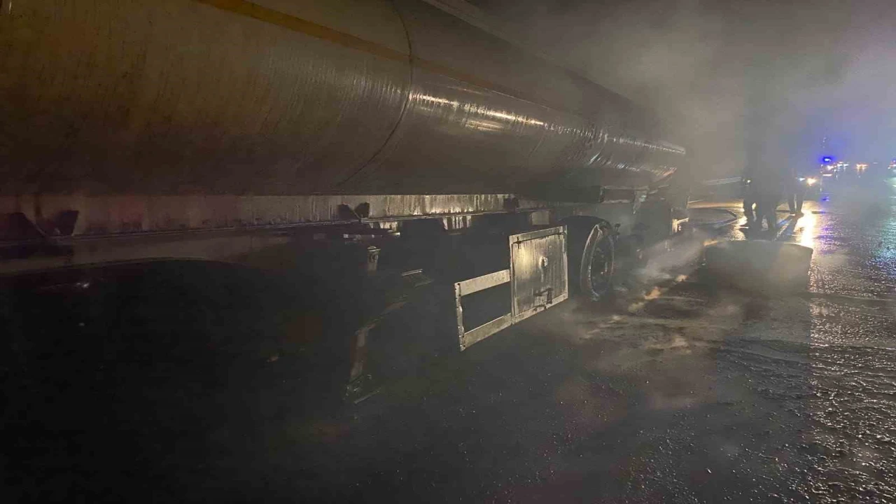 Osmaniyede seyir halindeki tanker alevlere teslim oldu