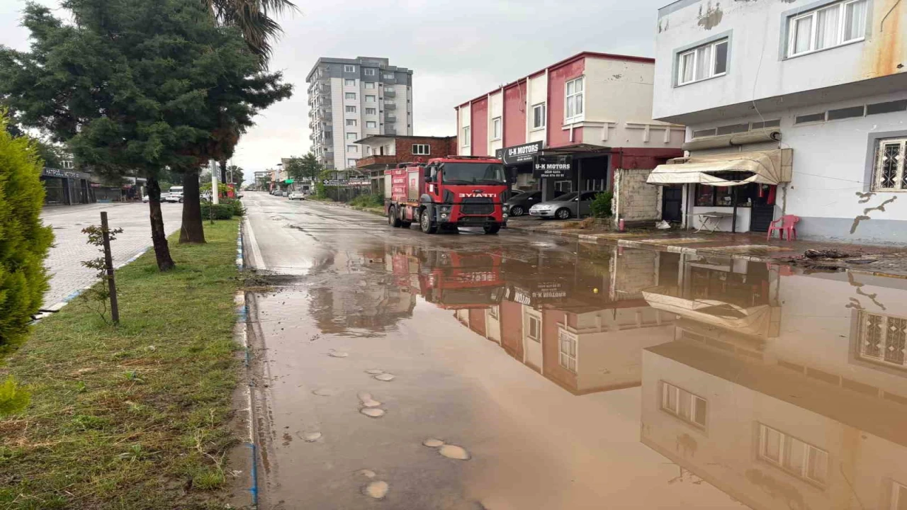 Osmaniyede şiddetli yağış etkili oldu yollar kapandı