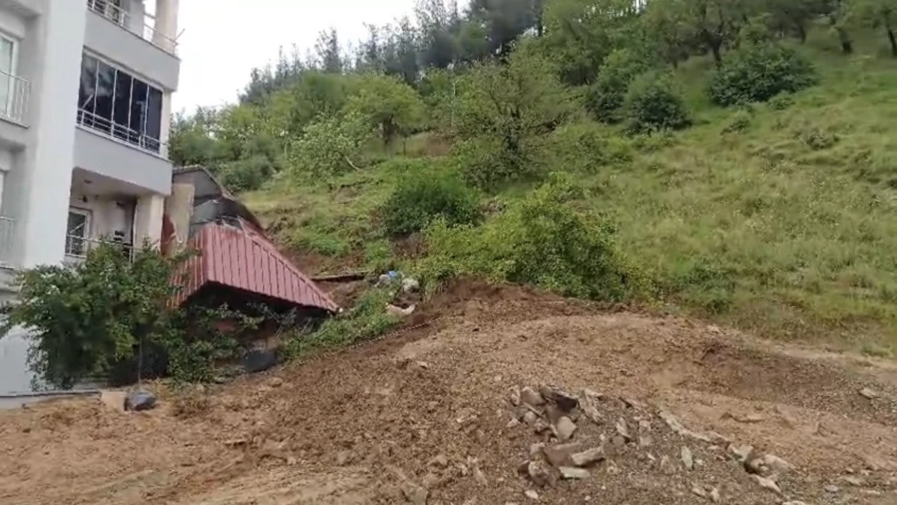 Osmaniyede toprak kayması: Prefabrik ev devrildi, traktör göçük altında kaldı