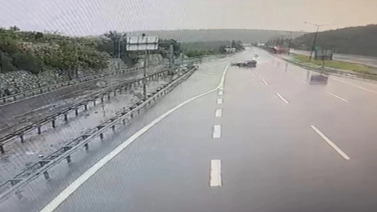 Otomobil bariyerlere ve araca çarptı