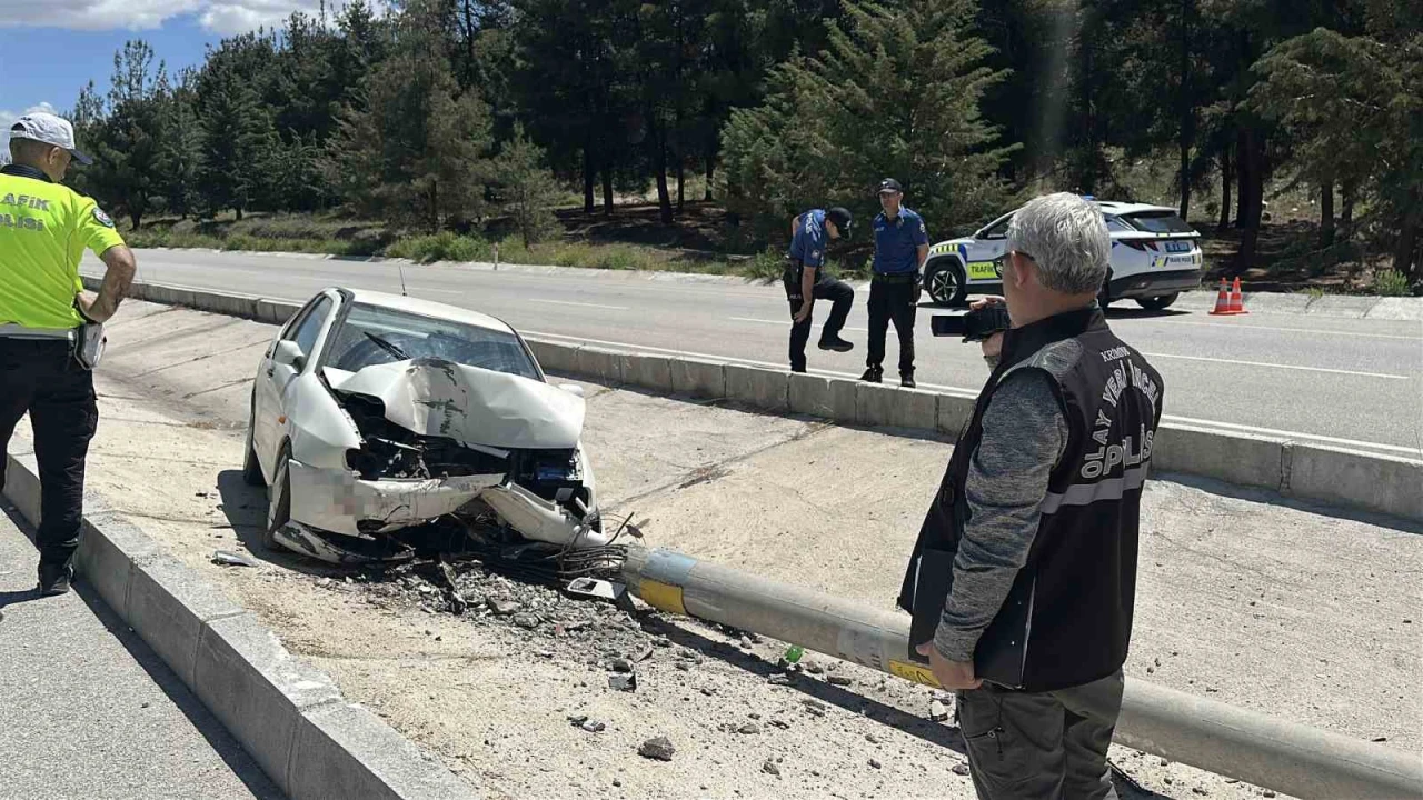 Otomobil elektrik direğine çarptı: 1 yaralı