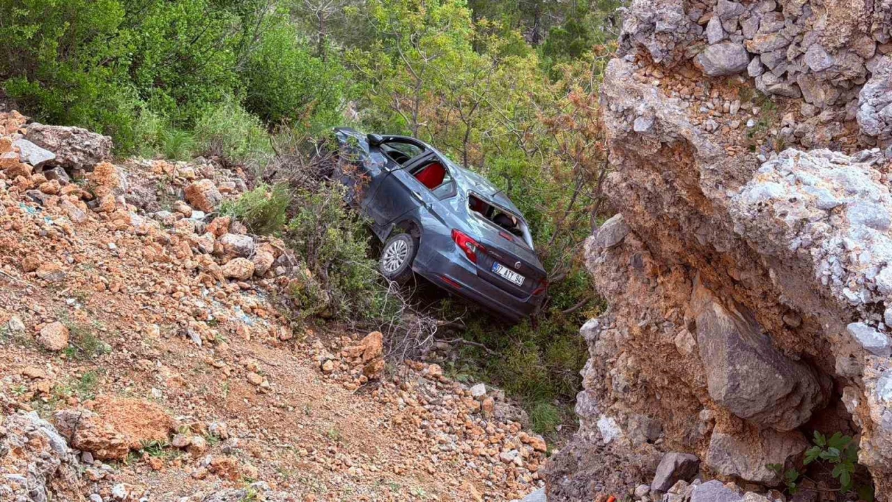 Otomobil şarampole yuvarlandı:3ü çocuk 5 kişi yaralandı