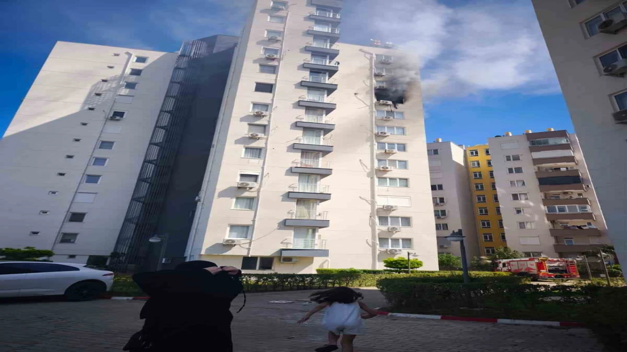 Oyun oynarken yakılan mum daireyi küle çevirdi