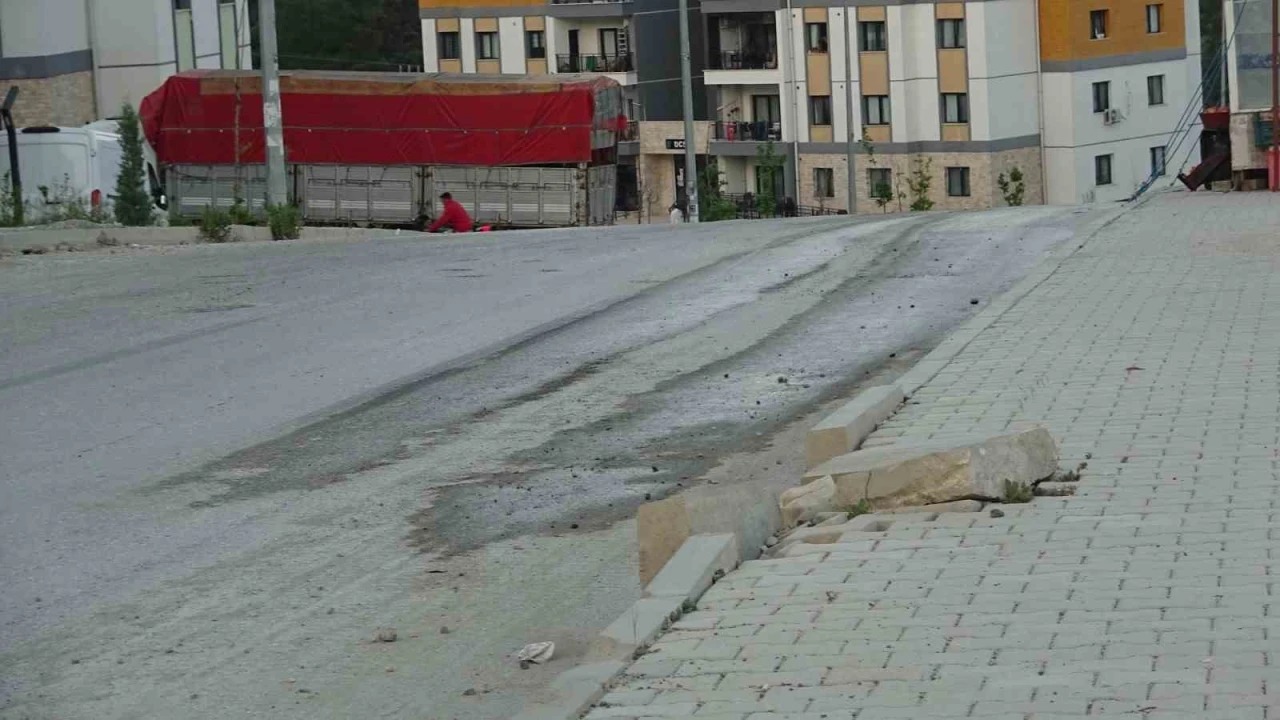 Paletli kepçeyi asfalta zarar vererek önlem almadan yürüten firmaya vatandaşlardan tepki