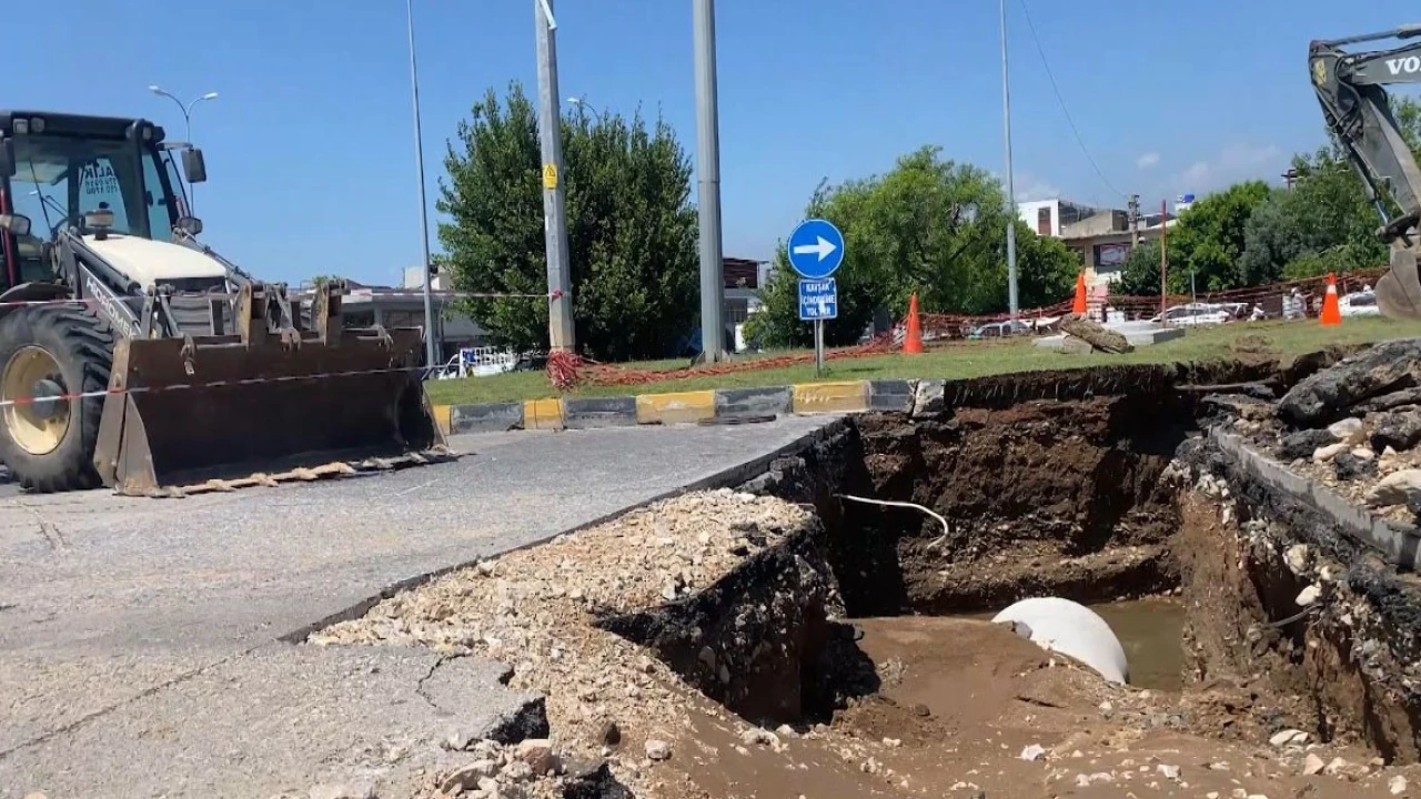 Patlayan ana su borusu yolları göle çevirdi, iş yerleri sular altında kaldı
