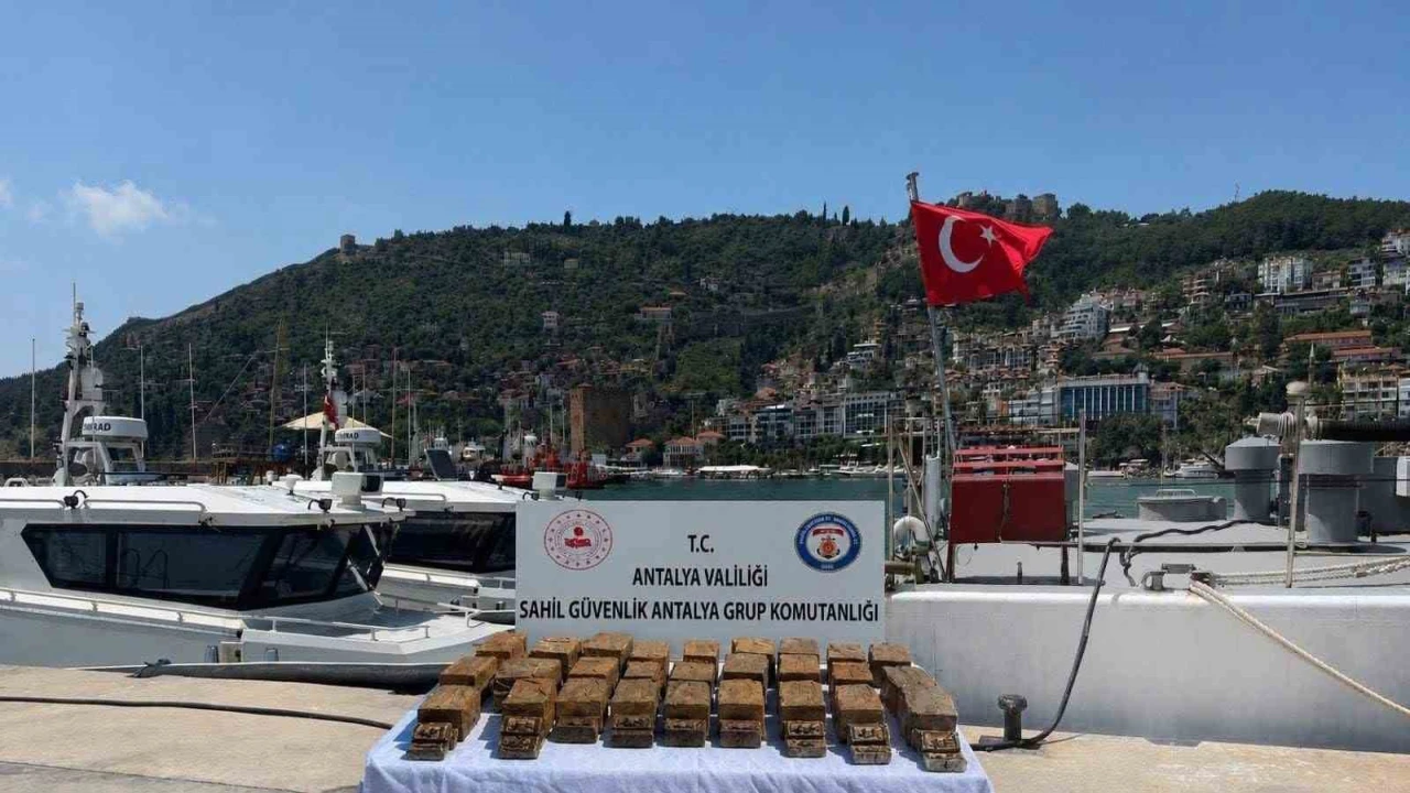 Sahile vuran şüpheli paketten 40 milyon TLlik macun esrar çıktı