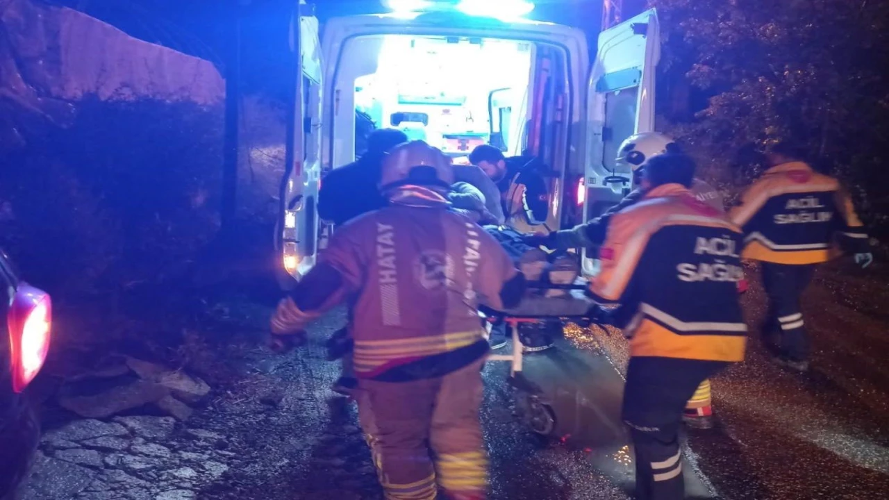 Samandağda şarampole devrilen otomobilin sürücüsü yaralandı
