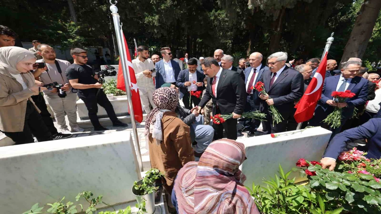 Şehit babasının, elini öpüp bayramını kutlayan Valiyle diyaloğu yürekleri ısıttı