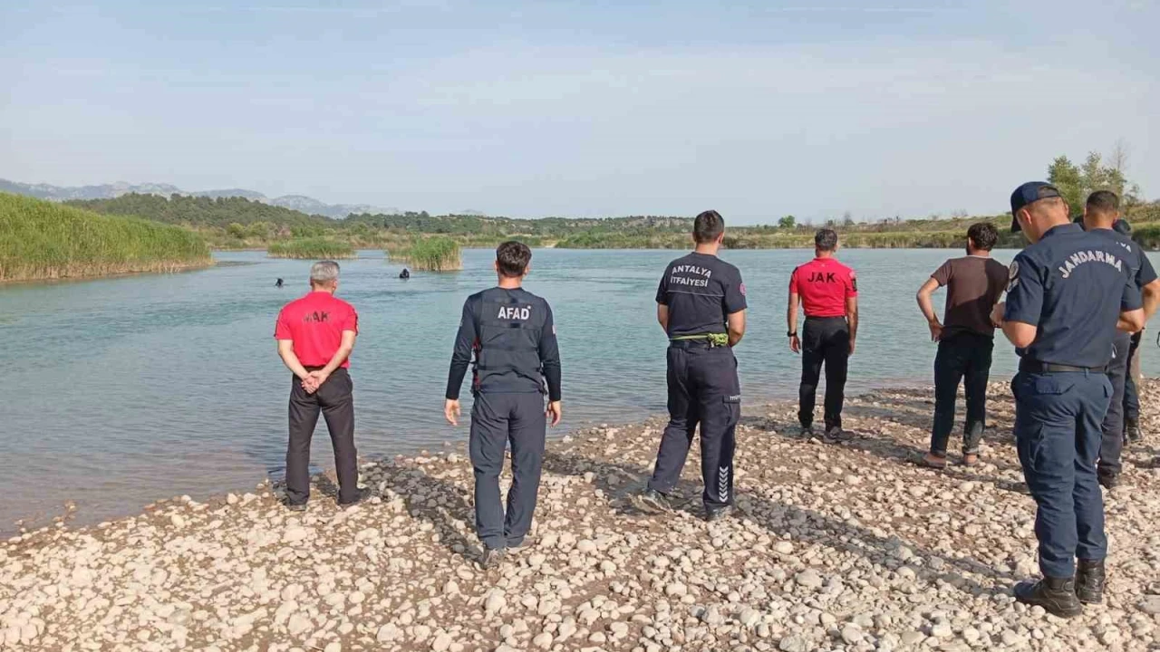 Serinlemek için Aksu Çayına giren 3 gençten biri akıntıya kapılarak kayboldu