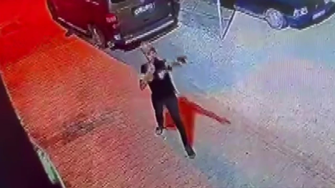 Silahı ateş almayınca panikledi, sonra yeniden ateş açtı... O anlar kamerada