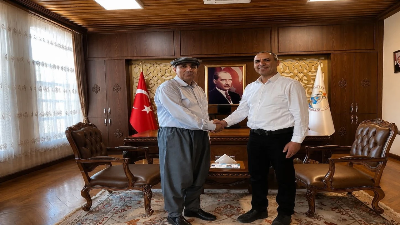 Silifke Kaymakamı Aslaner şalvar giyip kasket taktı, çiftçilerin gününü kutladı