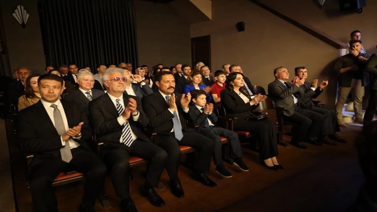 Tarihe tanıklık eden meclis binasında ilk perde Bu Da Geçer Ya Hu adlı tiyatro oyunuyla açıldı