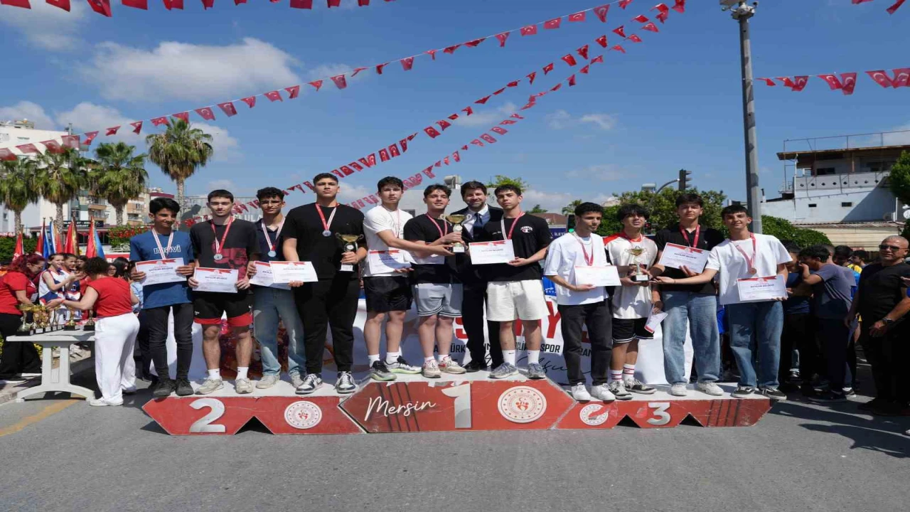 Tarsusta 19 Mayıs coşkusu, genç sporcular ödüllendirildi
