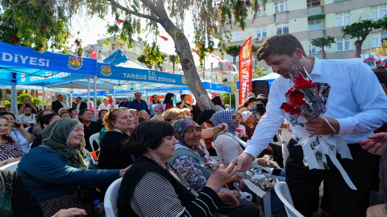Tarsusta Anneler Günü coşkusu: Anneler ve çocuklar aynı sahnedeydi