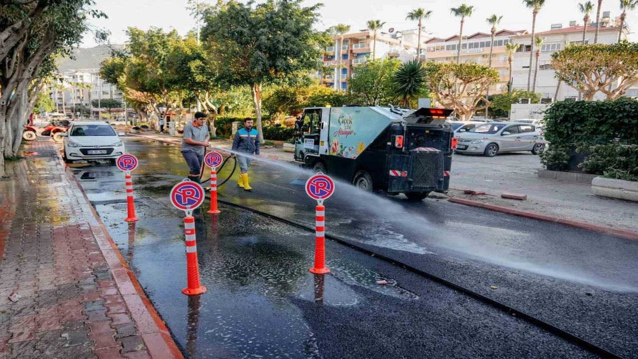 Temizlik işleri ekipleri Alanyayı bayrama hazırlıyor