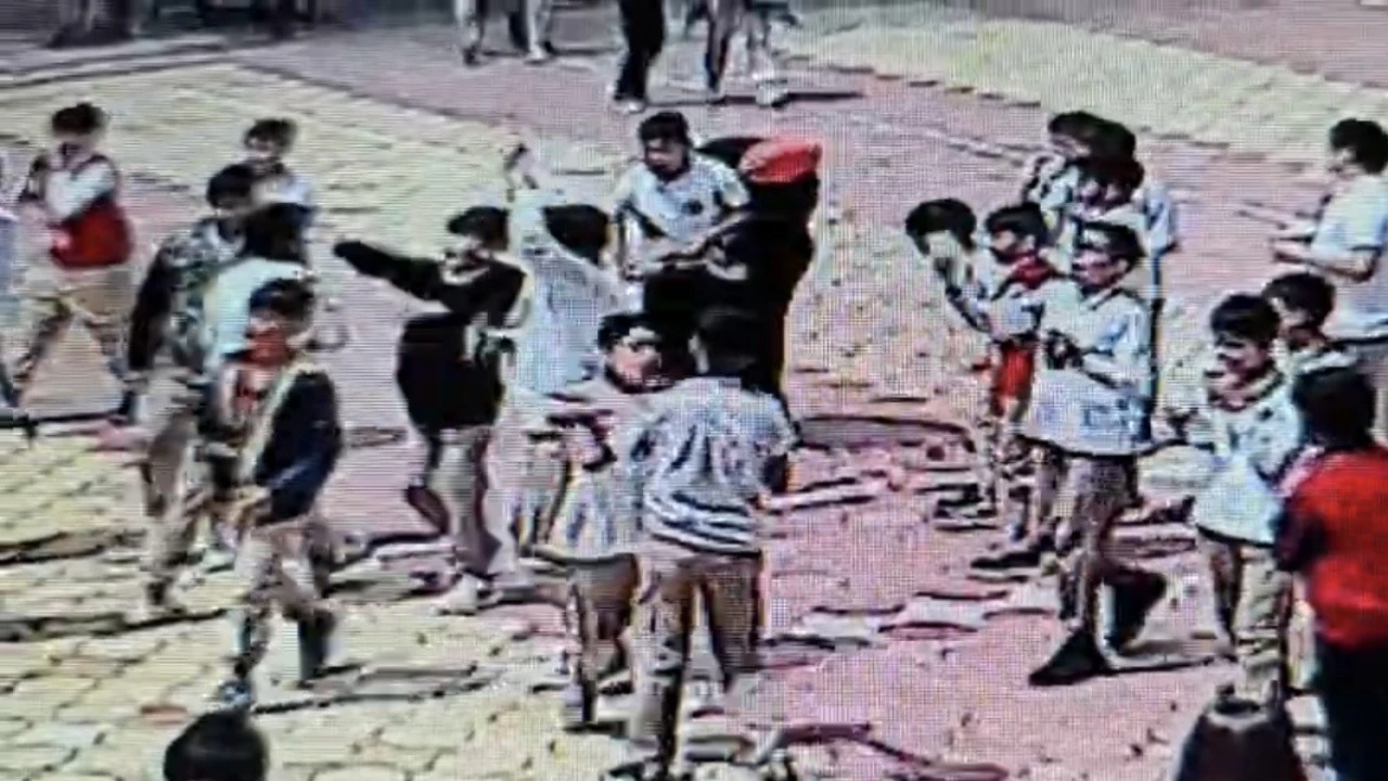 Teneffüste fenalaşan öğrenciye öğretmenden hayat kurtaran müdahale