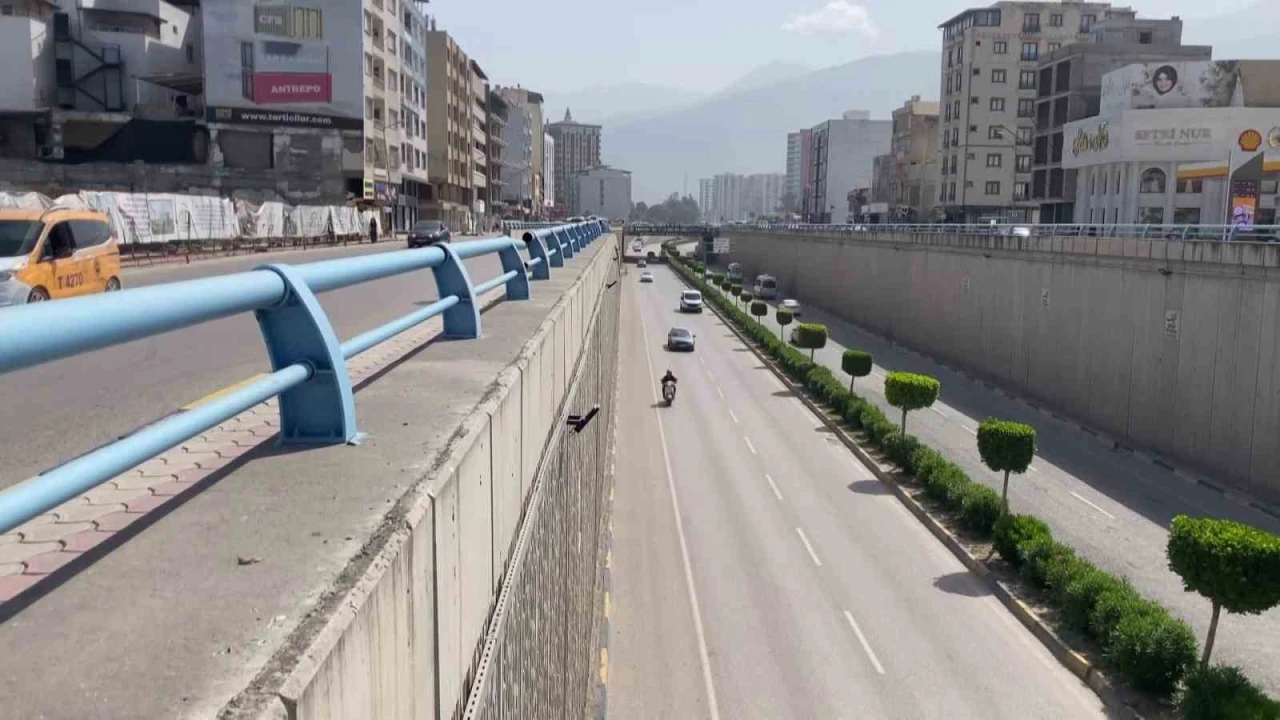 Ters yönde ilerleyerek çalan kornalara ve uyarılara aldırış etmeyen sürücü hayrete düşürdü