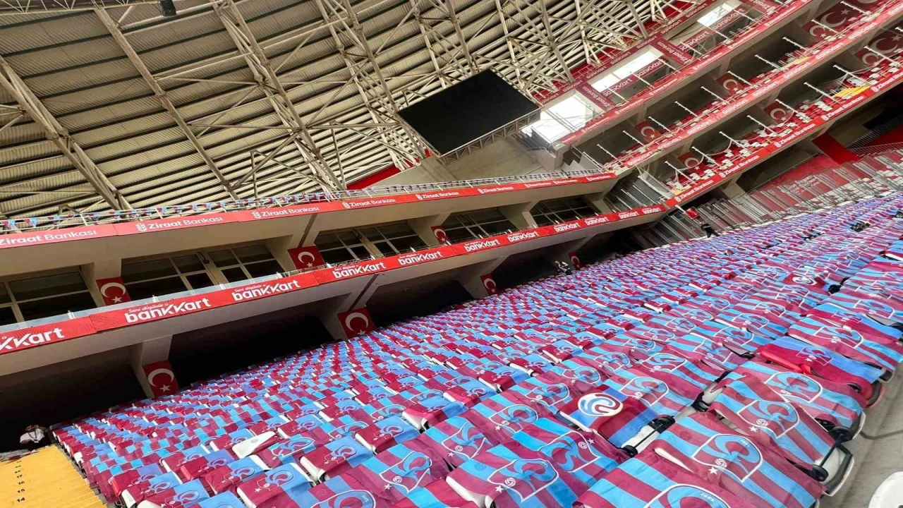 Trabzon Büyükşehir Belediyesi, Antalya Stadyumunu bayraklarla donattı