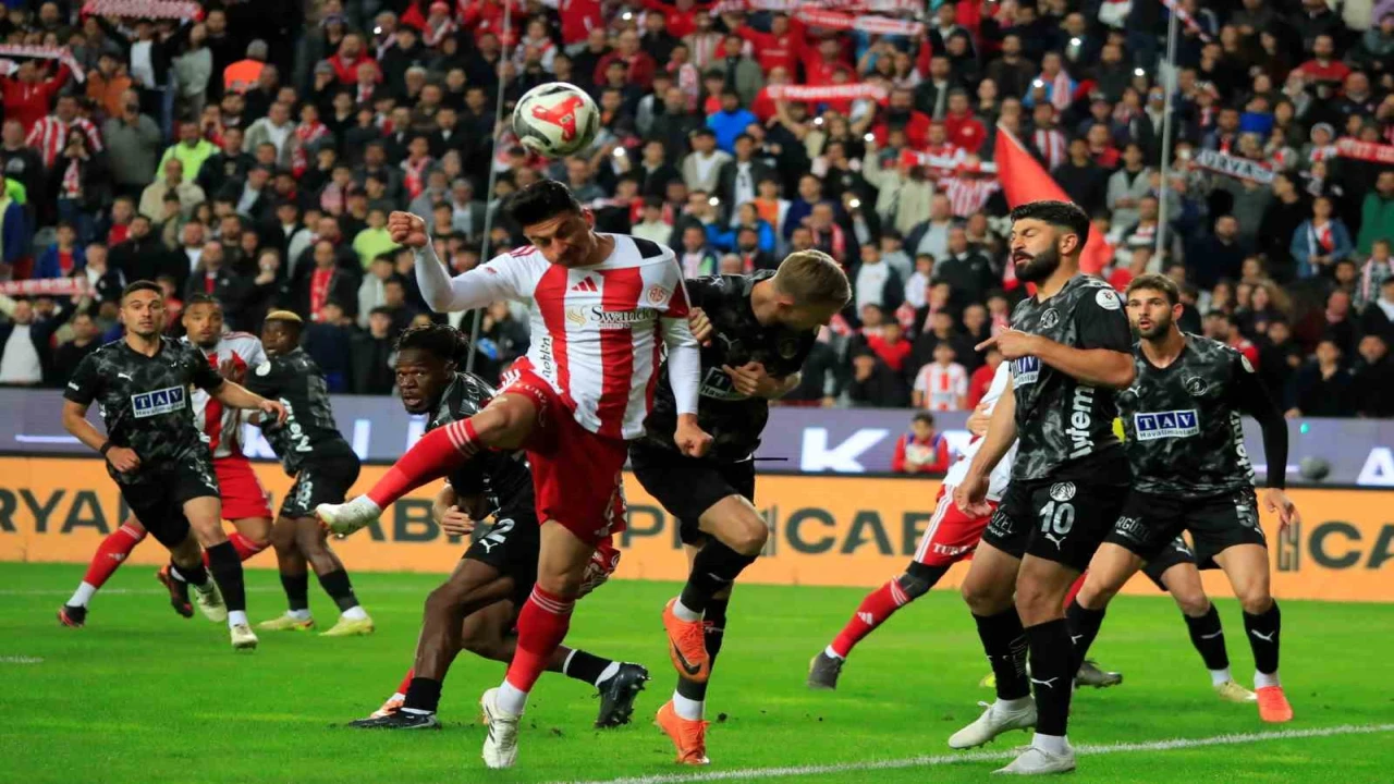 Trendyol Süper Lig: Antalyaspor: 0 - Corendon Alanyaspor: 0 (İlk yarı)