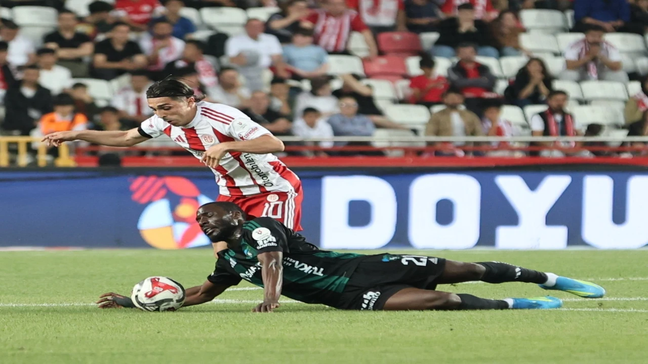 Trendyol Süper Lig: Antalyaspor: 0 - Kocaelispor: 0 (İlk yarı)