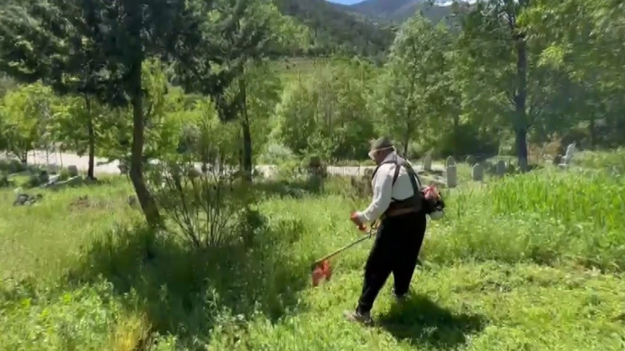 Vatandaşın gönüllü mezarlık temizliği takdir topladı