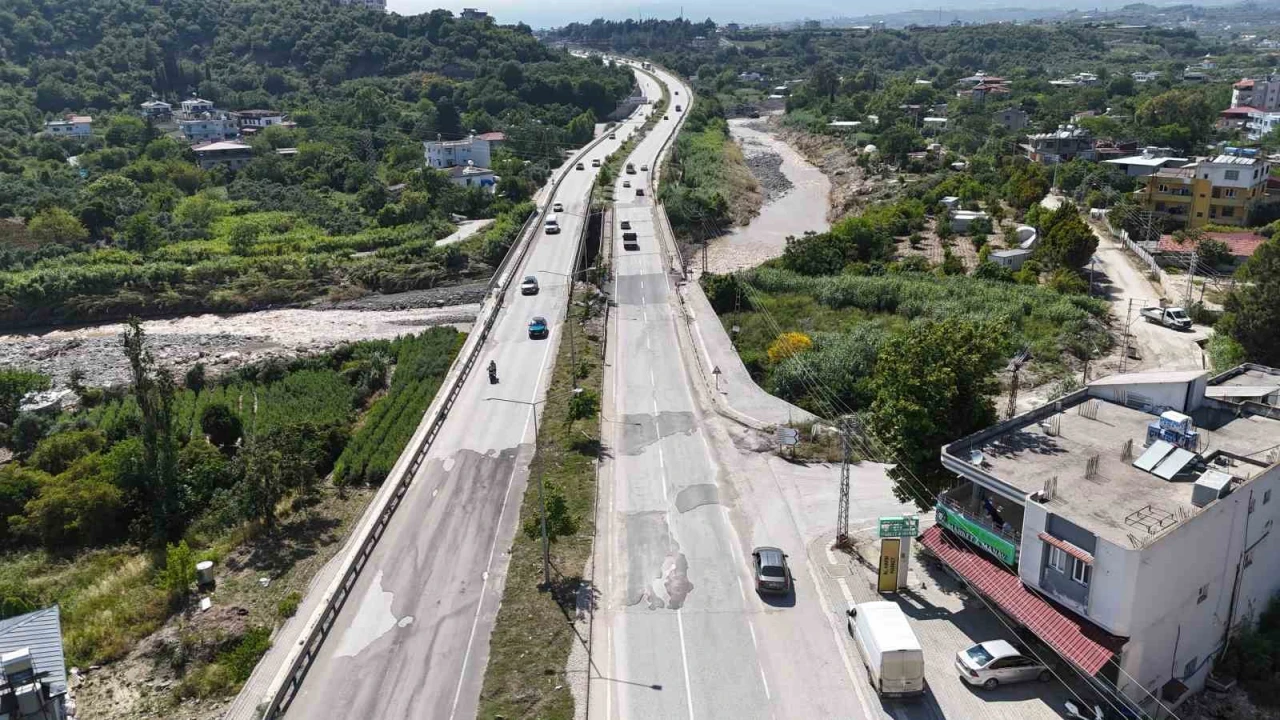 Yaşanan sel felaketinde yıkılarak 2 gence mezar olan Karaçay Köprüsü onarımı yapılarak trafiğe açıldı