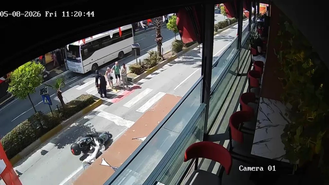 Yaya geçidinde devrilerek sürüklendi