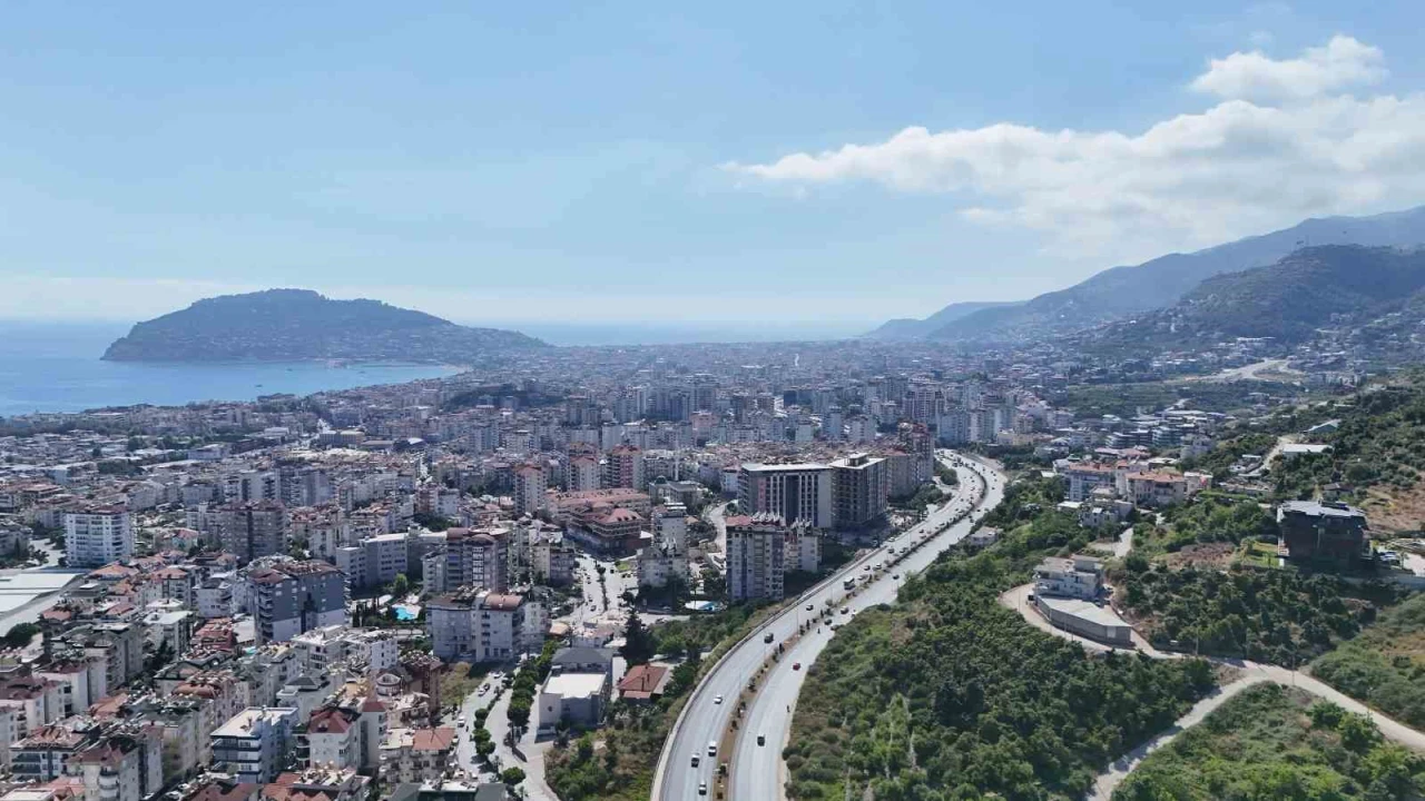 24 ilçede nüfusuyla ilk sırada olan Alanya ilçesinde il olma beklentisi