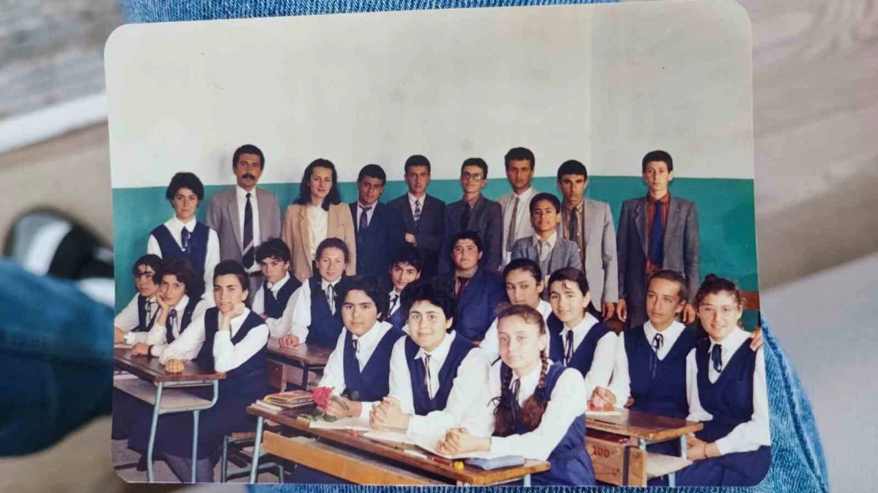 45 yıllık öğretmeni eşinin emeklilik sürprizi gözyaşlarına boğdu
