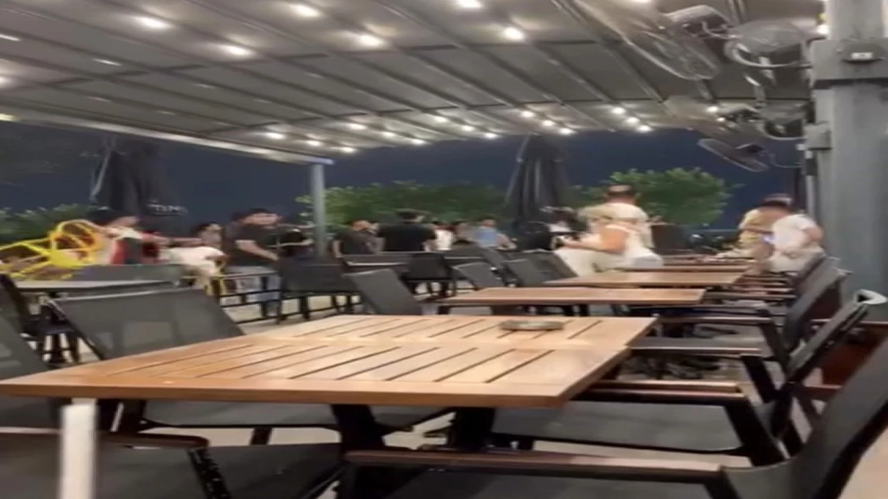 Adanada AVMde sandalyeli kavga: Kadınlar arada kaldı