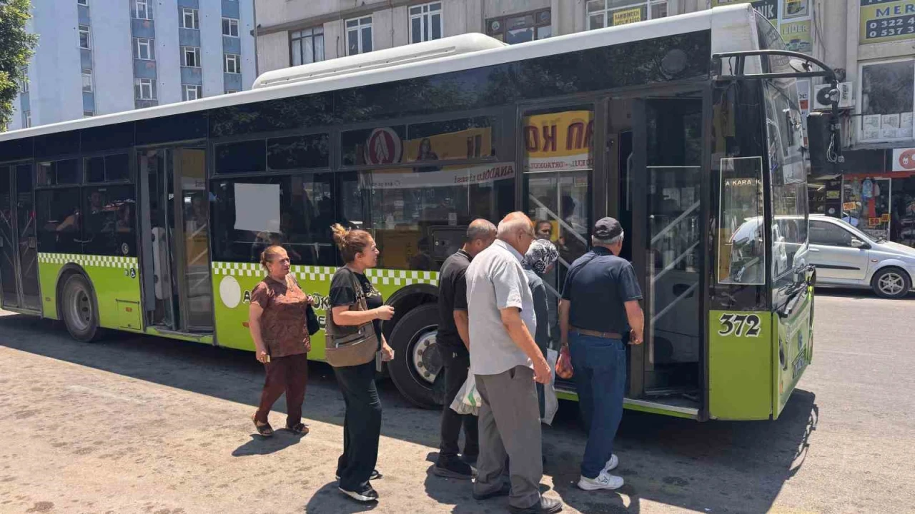 Adanada bunaltan sıcaklarda dolmuş çilesi: Klimayı aç diyoruz, kapıları açıyorlar