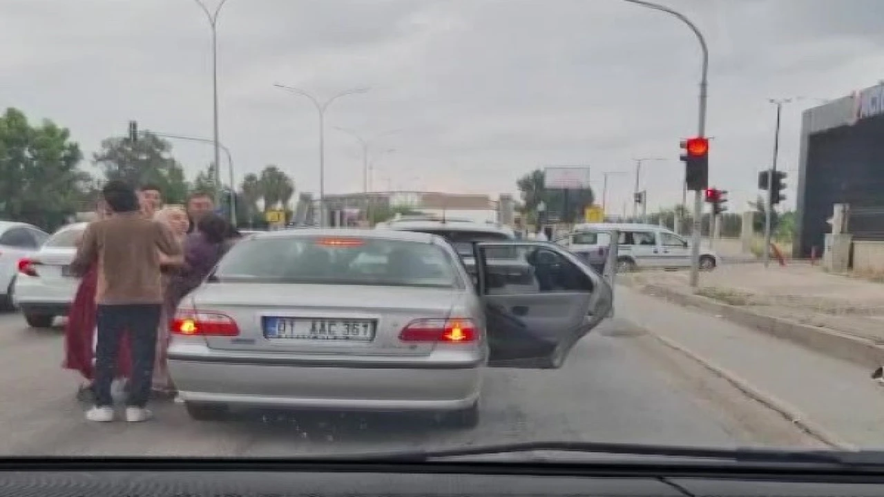 Adanada trafikte kadınlı erkekli kavga kameraya yansıdı