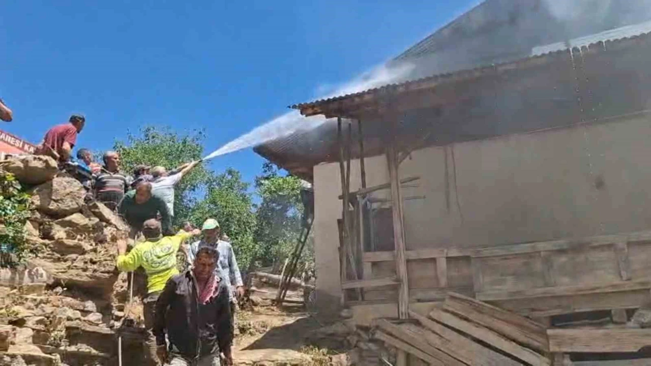 Adananın Feke ilçesinde yangın çıkan ev kullanılamaz hale geldi