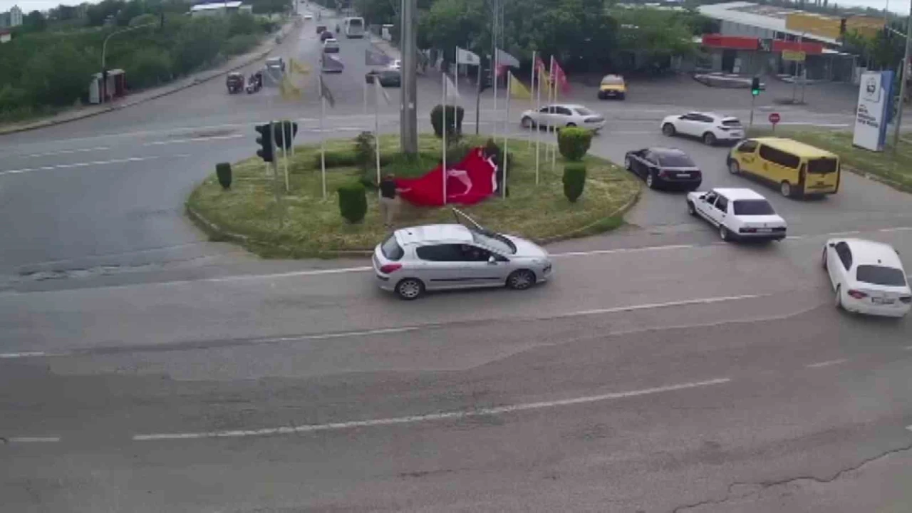 Rüzgarda ipi kopan Türk bayrağını vatandaşlar korudu