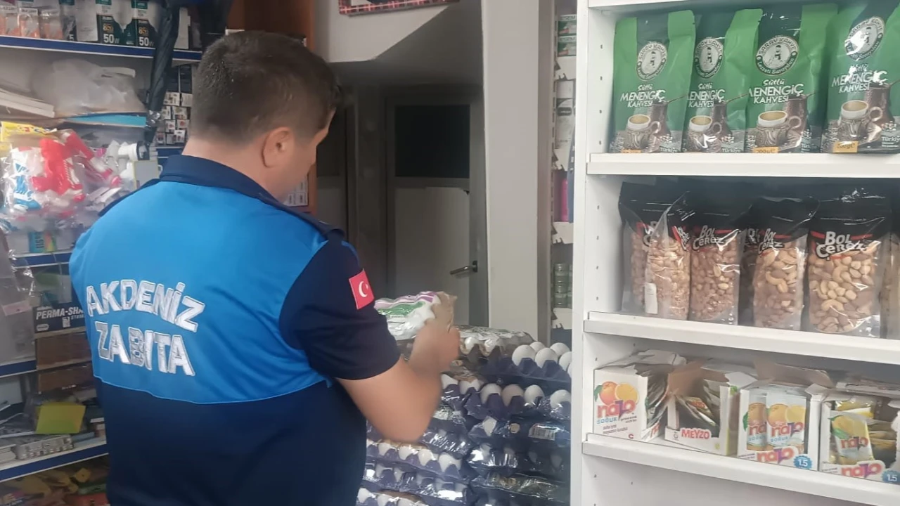 Akdenizde son kullanma tarihi geçmiş 230 gıda ürünü imha edildi