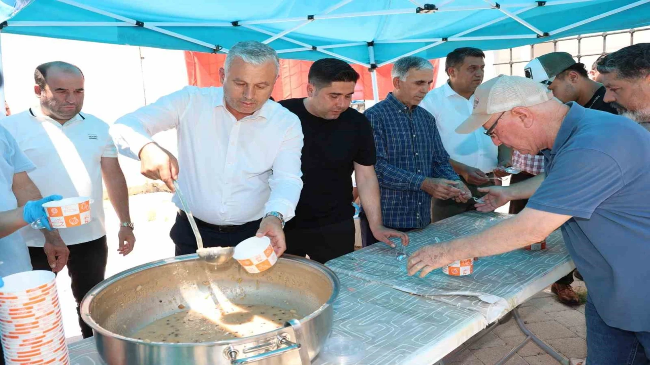 Aksu Belediyesinden aşure ikramı