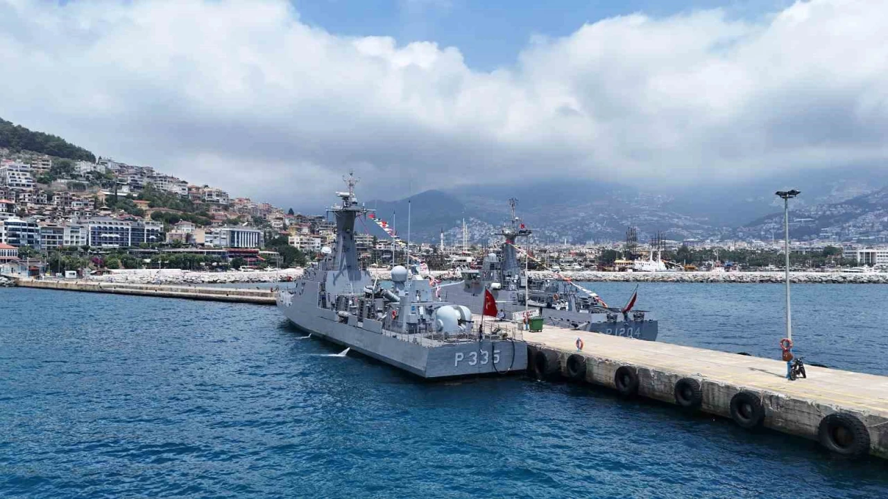 Alanya Limanında savaş gemilerine yoğun ilgi