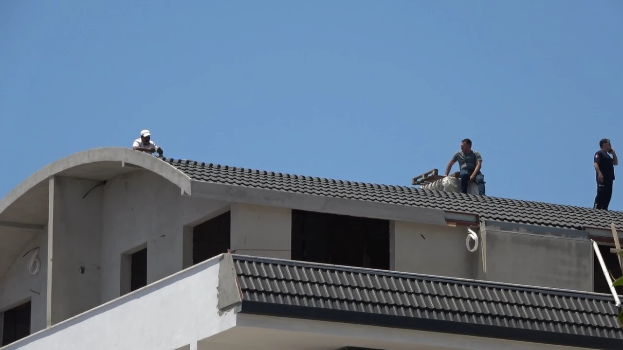 Alanyada bunalıma girip çatıya çıkan şahsı polis ekipleri ikna etti